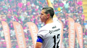 La número 12 fue casi siempre su camiseta en la Liga Deportiva Alajuelense. En la imagen el saludo de despedida en el partido que realizaron para homenajearlo.