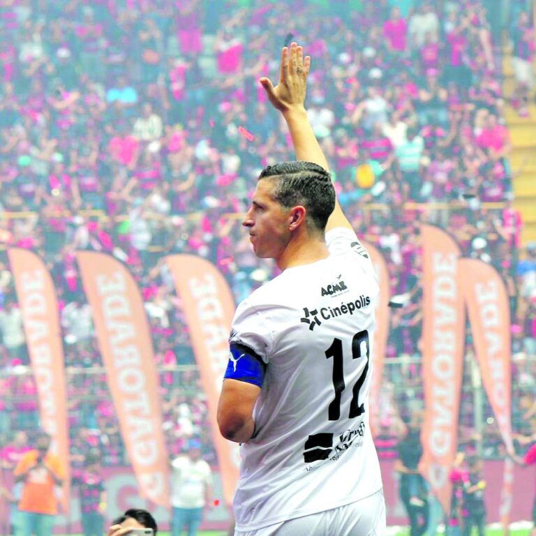 La número 12 fue casi siempre su camiseta en la Liga Deportiva Alajuelense. En la imagen el saludo de despedida en el partido que realizaron para homenajearlo.