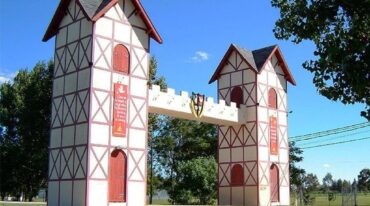 El Pórtico del acceso norte. La estructura de estilo alemán fue inaugurada en 1988 en ocasión de los festejos del centenario.  Paraná Campaña