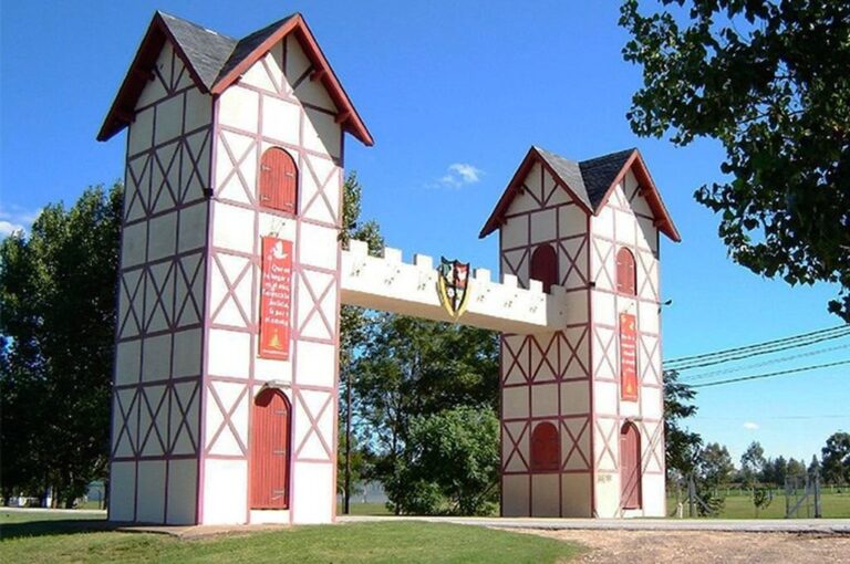 El Pórtico del acceso norte. La estructura de estilo alemán fue inaugurada en 1988 en ocasión de los festejos del centenario.  Paraná Campaña