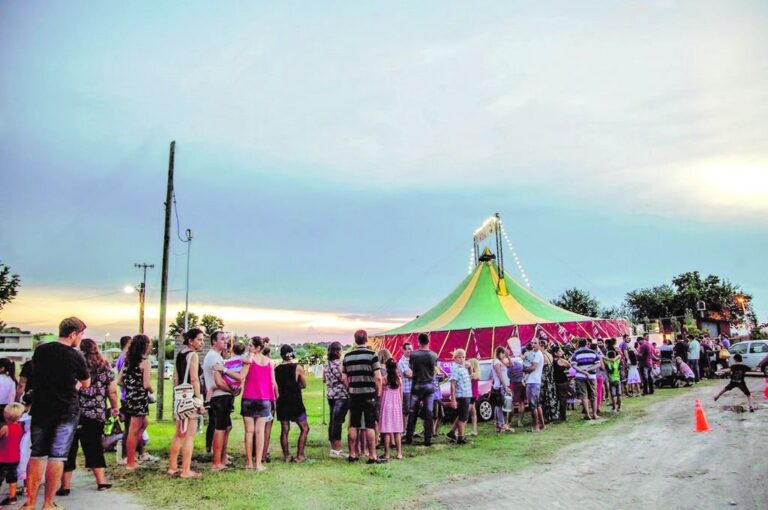 La carpa está instalada en Valle María.