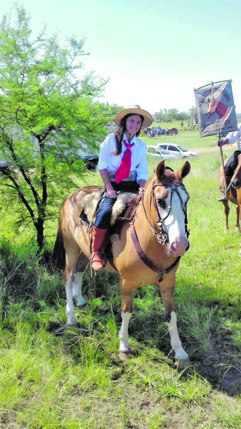 Con la Agrupación Tradicionalista El Horcón de Seguí desfile en Urdinarrain y Diamante
