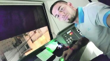 Joven y ceresino. Maximiliano Mühn hace ya varios años que trabaja como chofer profesional de trenes. Recibió una estricta formación para afrontar todos los desafíos que debe afrontar en su trabajo. Tiene un futuro promisorio. Gentileza: entrevistado.