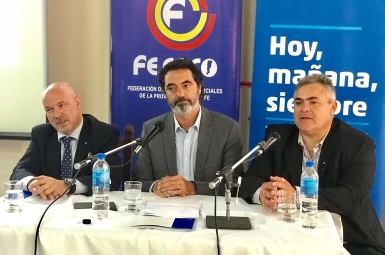 Encuentro. La primera exposición de la SRT se desarrolló en la capital provincial; luego hicieron lo propio en Rosario. Gentileza: prensa Fececo.