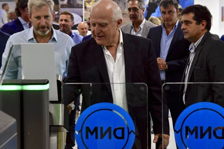 Lifschitz y Frigerio estuvieron en el acto de presentación de las puertas nuevas. Gentileza: prensa Gobierno de Santa Fe.