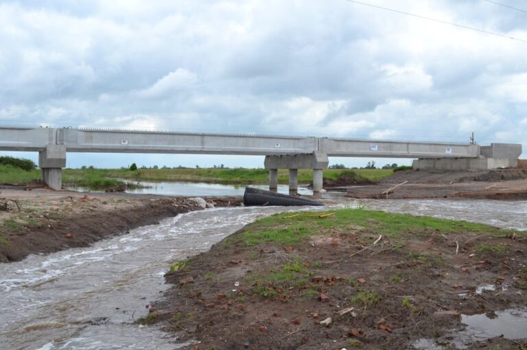 En la 63 se construye un puente sobre el canal Los Corralitos. Gentileza: prensa Gobierno de Santa Fe.