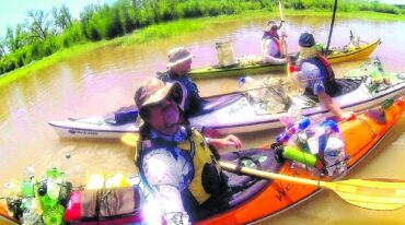 Cada vez que salen a remar contribuyen al cuidado del medio ambiente y juntan todo tipo de basura.  Gentileza Daniel Schaab