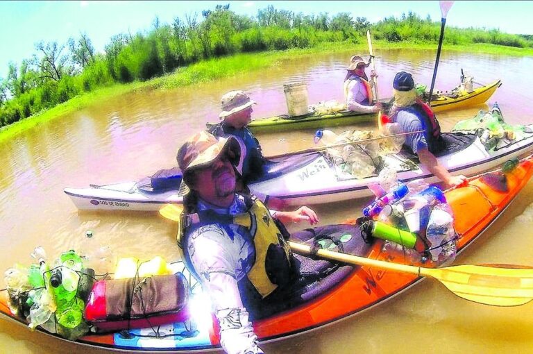 Cada vez que salen a remar contribuyen al cuidado del medio ambiente y juntan todo tipo de basura.  Gentileza Daniel Schaab