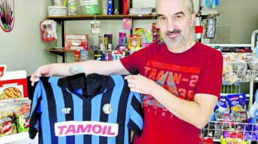 Tiberio Vinante luce con orgullo su tatuaje y vieja su camiseta