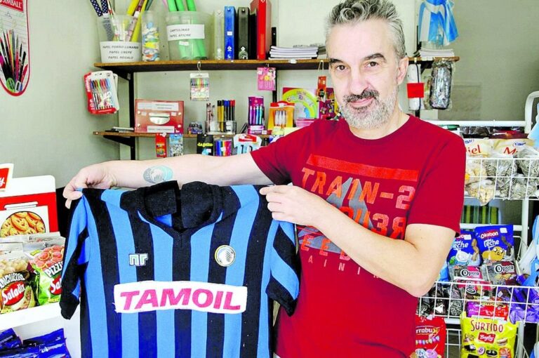 Tiberio Vinante luce con orgullo su tatuaje y vieja su camiseta