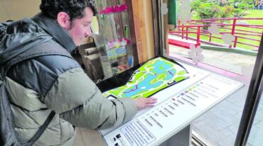 Una persona no vidente prueba el plano háptico en el Jardín Japonés de Buenos Aires.