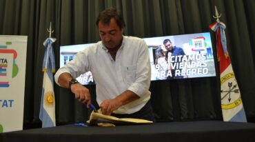 El secretario Leone abrió los sobres con las ofertas de las empresas. Gentileza: prensa Gobierno de Santa Fe.