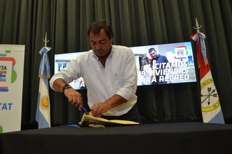 El secretario Leone abrió los sobres con las ofertas de las empresas. Gentileza: prensa Gobierno de Santa Fe.
