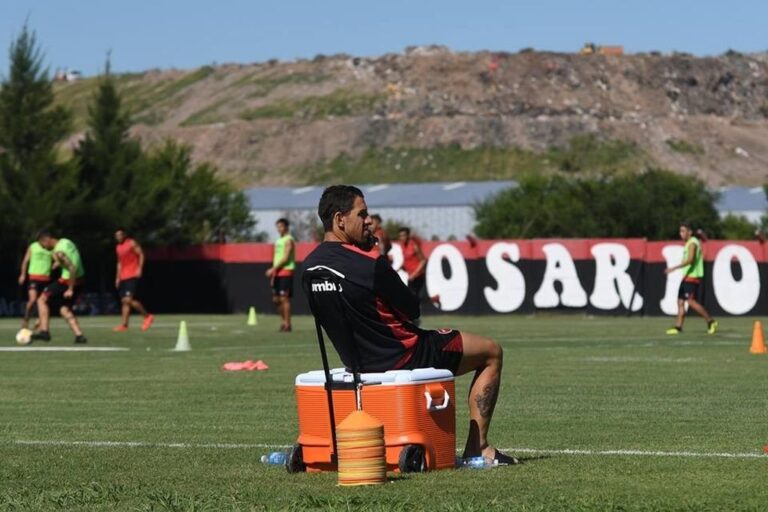 Sentado espera. Maxi sigue afuera y Bidoglio busca su mejor reemplazante. Gentileza: prensa Newell's Old Boys.