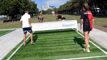 Los jugadores de Newell's y Central se mezclaron en un partido informal. Gentileza: prensa Municipalidad de Rosario.