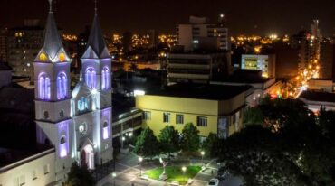 Imagen aérea de la Catedral de San Antonio de Padua en el centro de la principal ciudad de toda la cuenca del río Uruguay.  Municipalidad de Concordia