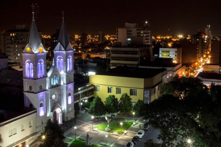 Imagen aérea de la Catedral de San Antonio de Padua en el centro de la principal ciudad de toda la cuenca del río Uruguay.  Municipalidad de Concordia
