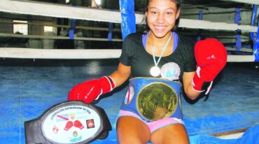 Milagros Segovia luce con orgullo y felicidad los cinturones de campeona Entrerriana e Interprovincial