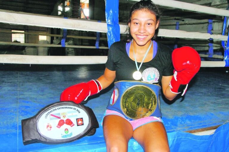 Milagros Segovia luce con orgullo y felicidad los cinturones de campeona Entrerriana e Interprovincial