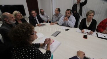 Los ministros Genesini y Balagué mantuvieron la reunión con los gremios docentes y luego viajaron a Rosario a informar a sus pares del gabinete sobre la respuesta docente.  Mauricio Garín.