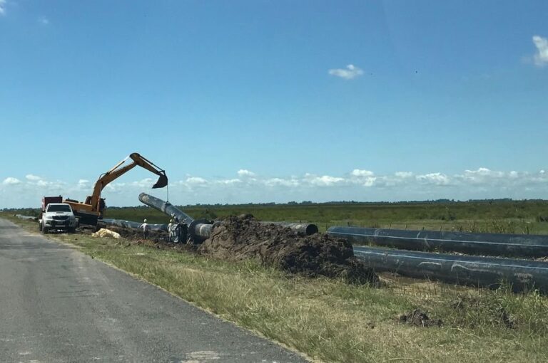 La empresa colocó hasta el momento los tubos hasta donde estará la planta elevadora a unos 500 metros del ingreso al casco urbano sobre la ruta 36-S. Mirador Provincial.
