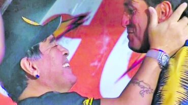 El instante preciso del recuentro de Maradona con el paranaense. Mucha emoción.