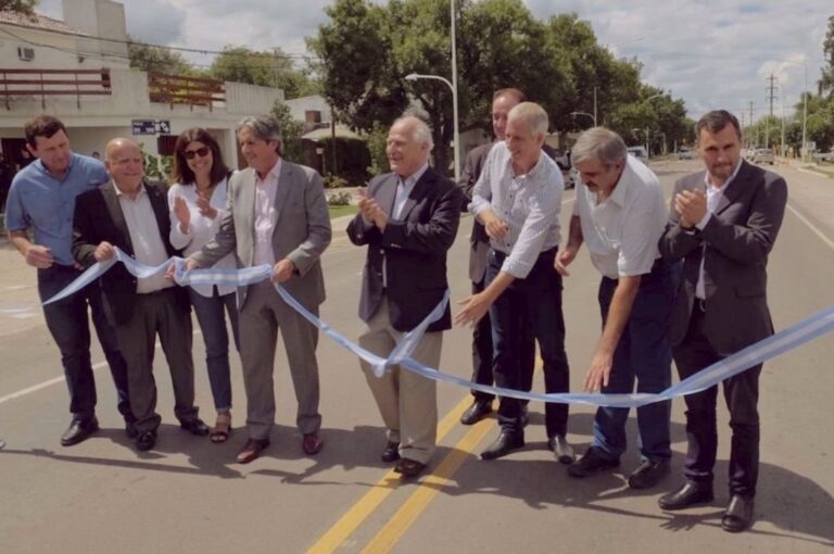 El gobernador Lifschitz inauguró la pavimentación del acceso al parque industrial de Avellaneda. Gentileza: prensa Gobierno de Santa Fe.