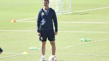 Pelota al piso. Diego Cocca condujo ayer la primera práctica formal como entrenador canalla. Y dejó sus impresiones. Marcelo Manera.