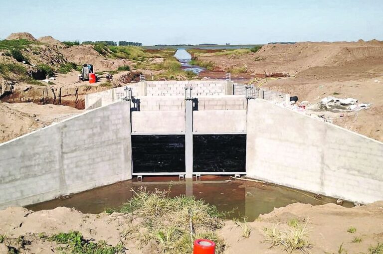 Aspectos técnicos. El senador Enrico indicó que se trata de un by pass de aproximadamente 2.400 metros que se conecta con el viejo canal de la alternativa norte. Gentileza: Transmedia VT.