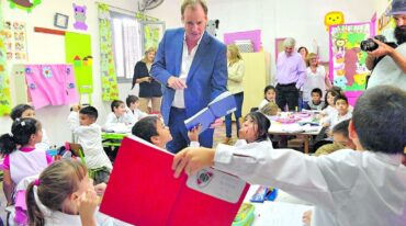 Bordet aprovechó una recorrida por una escuela de Oro Verde para interactuar con los alumnos.