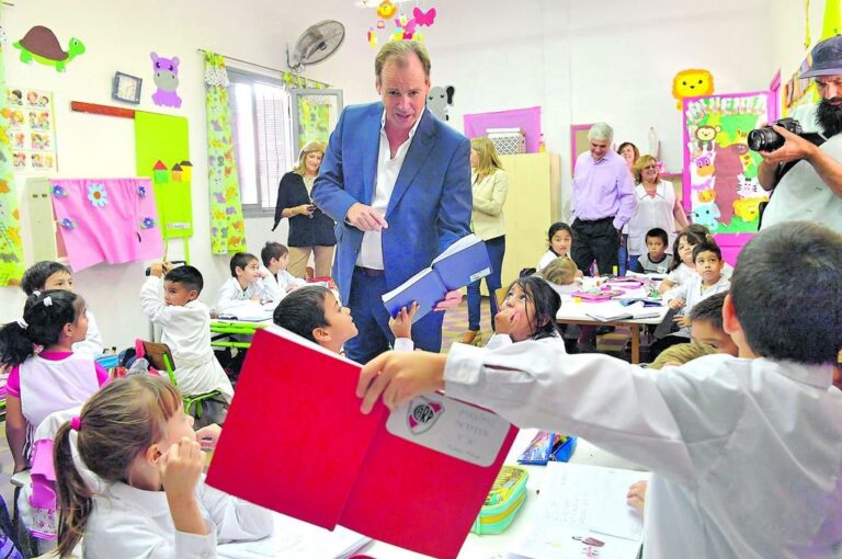 Bordet aprovechó una recorrida por una escuela de Oro Verde para interactuar con los alumnos.