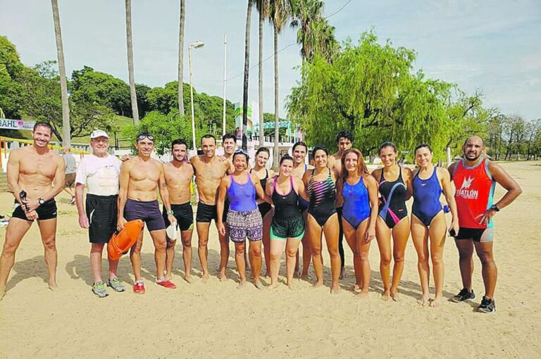 El grupo de acuatletas que impulsa la carrera en Paraná recibió el sábado último la visita de los agasajados Jorge Stoppello (segundo