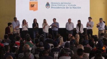 A pleno. El Polideportivo La Tablada se llenó de vecinos que fueron a conocer las obras que llegarán a los barrios del noroeste. Mauricio Garín.