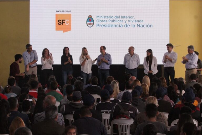 A pleno. El Polideportivo La Tablada se llenó de vecinos que fueron a conocer las obras que llegarán a los barrios del noroeste. Mauricio Garín.