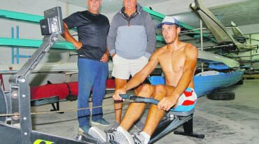 Emiliano Calderón regresó con todo a Paraná. Su padre Gustavo y su coach Ángel Cottonaro supervisaron sus valores en el remoergómetro. Marcelo Miño