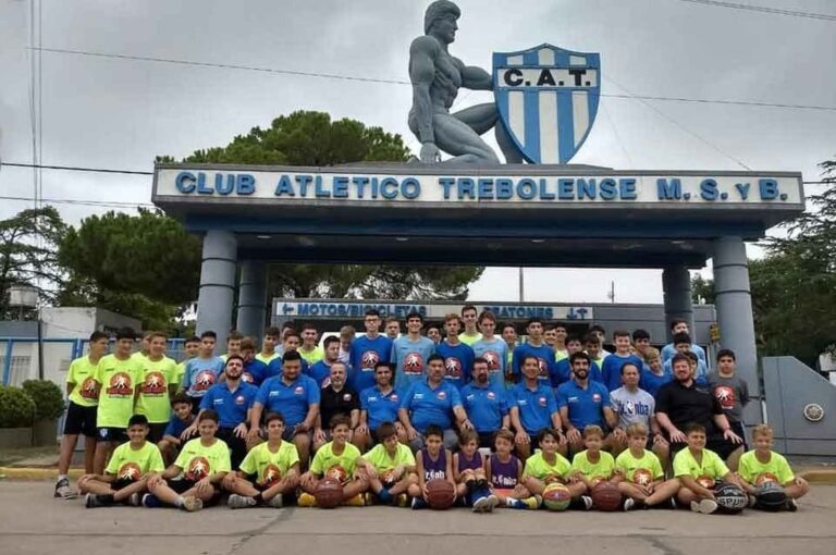 El eximio coach realizó un campus para 60 jugadores de cuatro provincias. El Club A. Trebolense fue el organizador del evento teórico y práctico. Mirador Provincial.