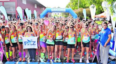 Las participantes de la Ladies Run esperando la señal de largada y dejando en claro su mensaje. Marcelo Miño
