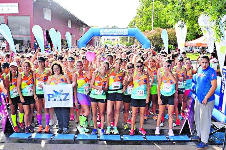 Las participantes de la Ladies Run esperando la señal de largada y dejando en claro su mensaje. Marcelo Miño