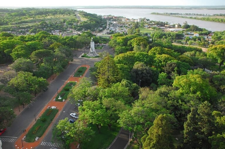 Uno de los tantos paisajes de la capital entrerriana que muestran el contraste de la ciudad con el río Paraná.  Municipalidad de Paraná