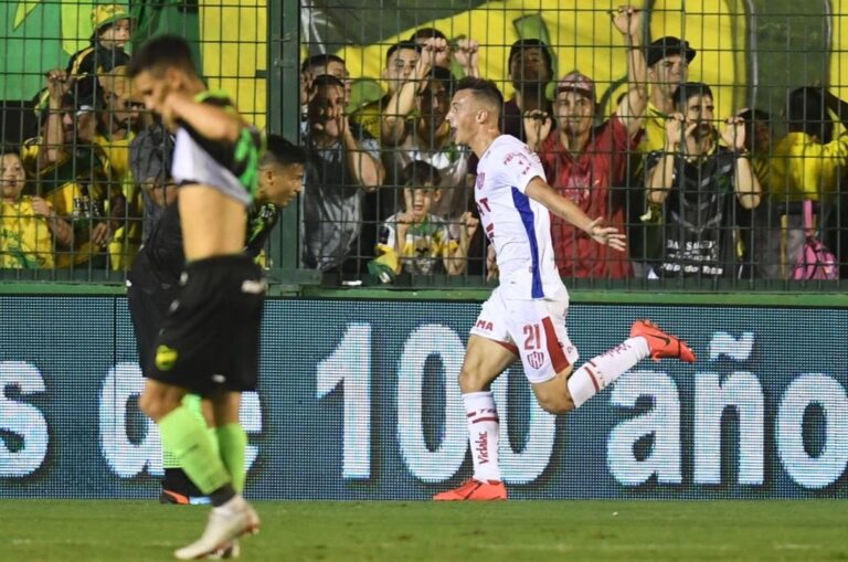 Augusto Lotti festeja su gol