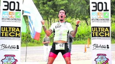 Maximiliano Falcón cruza la meta y desata el festejo. Se preparó durante años para las pruebas combinadas y varios meses para ser ultra triatleta. Organización 602K Atletas Extremos