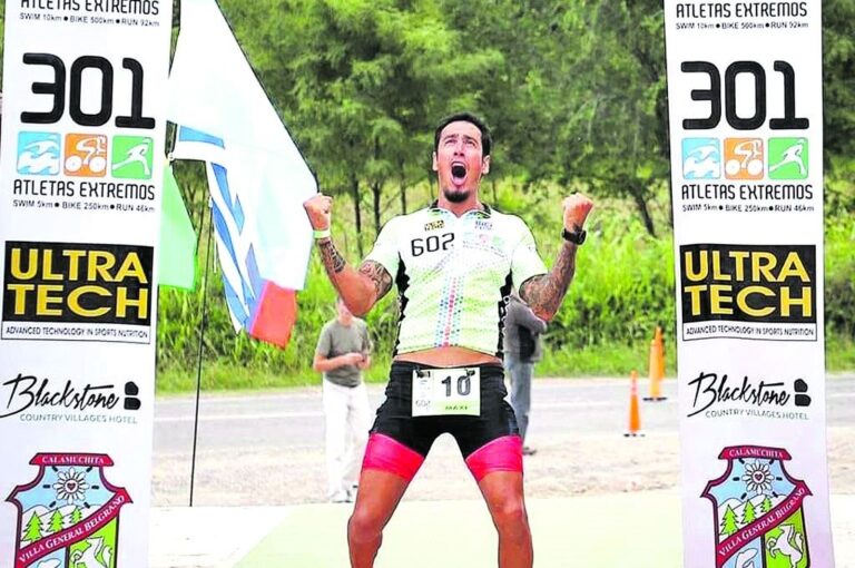 Maximiliano Falcón cruza la meta y desata el festejo. Se preparó durante años para las pruebas combinadas y varios meses para ser ultra triatleta. Organización 602K Atletas Extremos
