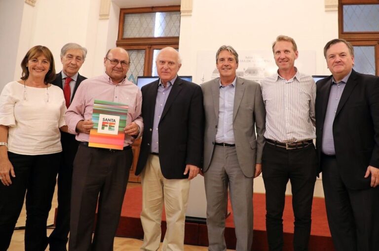 Lifschitz entregó maquinaria a distintos comités de cuenca de la provincia Gentileza: prensa Gobierno de Santa Fe.