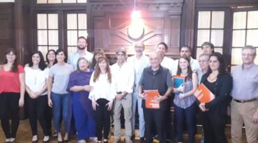 Los no docentes que se desplazan al extranjero posaron con el rector de la UNR. Gentileza.