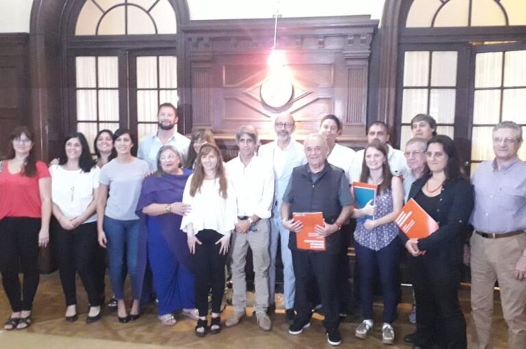 Los no docentes que se desplazan al extranjero posaron con el rector de la UNR. Gentileza.
