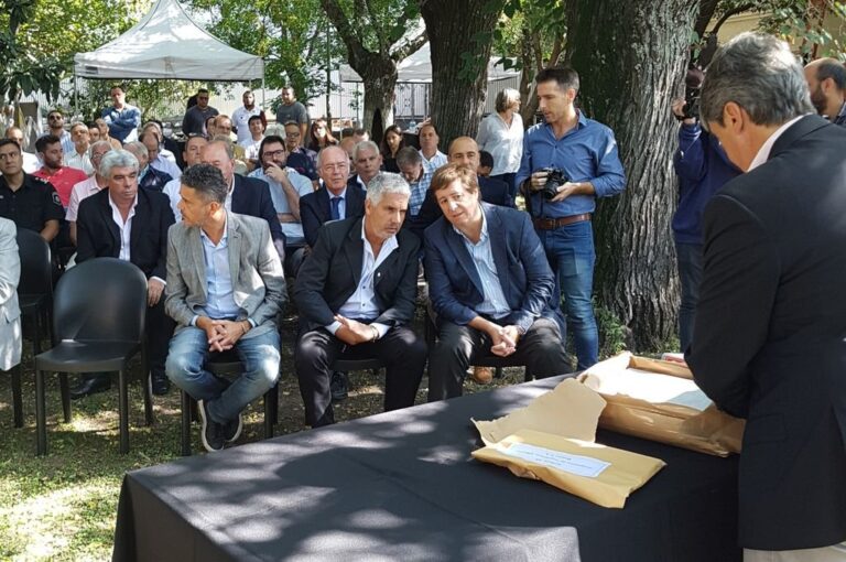 El ministro Garibay encabezó el acto de la apertura de sobres con las ofertas económicas. Gentileza: prensa Gobierno de Santa Fe.