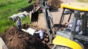 El equipo de maquinaria pesada realizó trabajos de cuneteo
