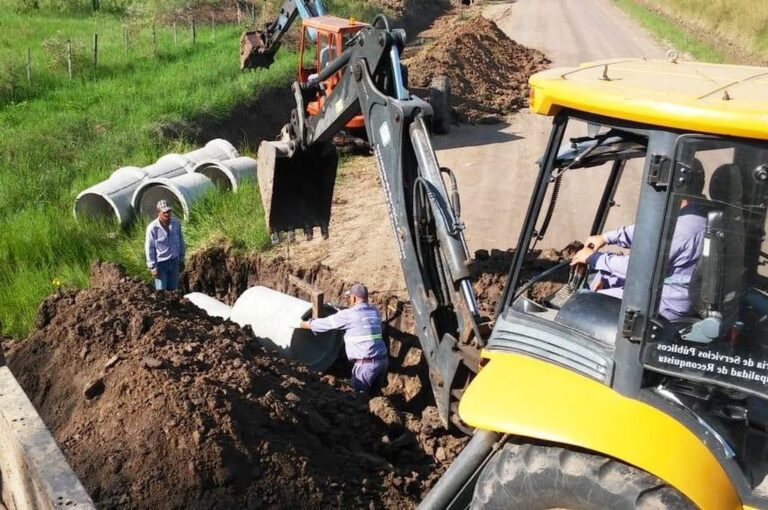 El equipo de maquinaria pesada realizó trabajos de cuneteo