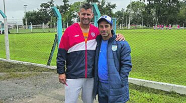 Germán Cáceres con el buzo de DT de Unión junto a un entrenador de Atlético Tucumán y ex compañero suyo en Rafaela