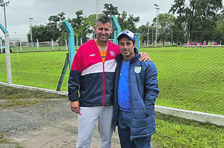 Germán Cáceres con el buzo de DT de Unión junto a un entrenador de Atlético Tucumán y ex compañero suyo en Rafaela